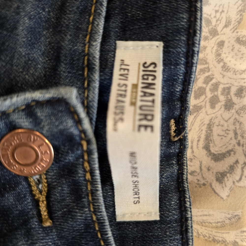 Signature by Levi Strauss Women's Light Blue Denim Shorts - Picture 2 of 4